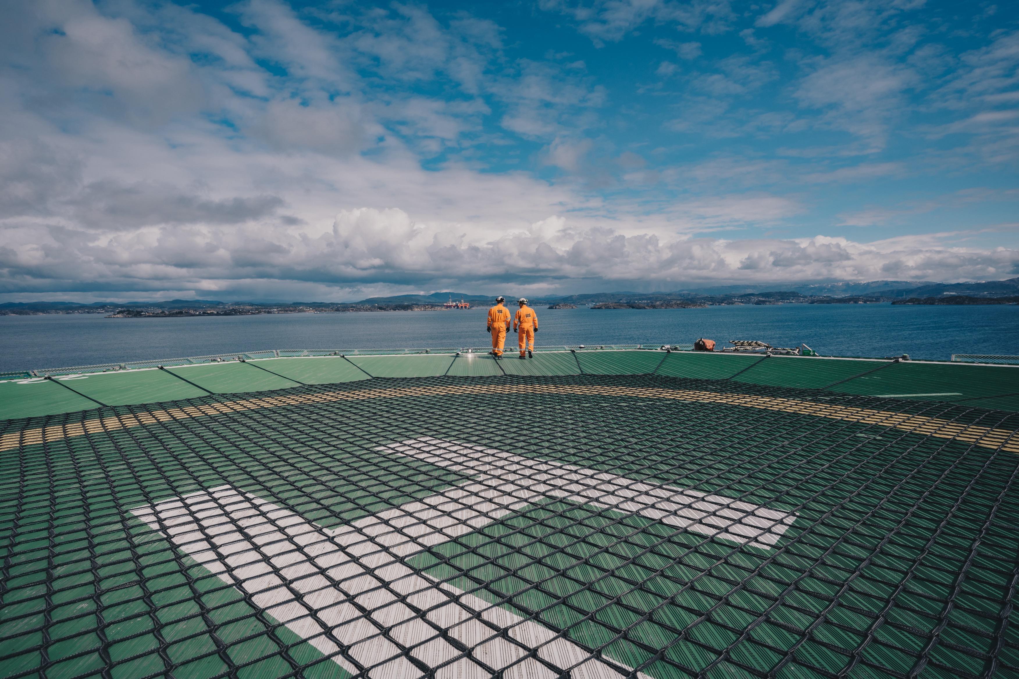 StS arbeidere på en offshore helipad