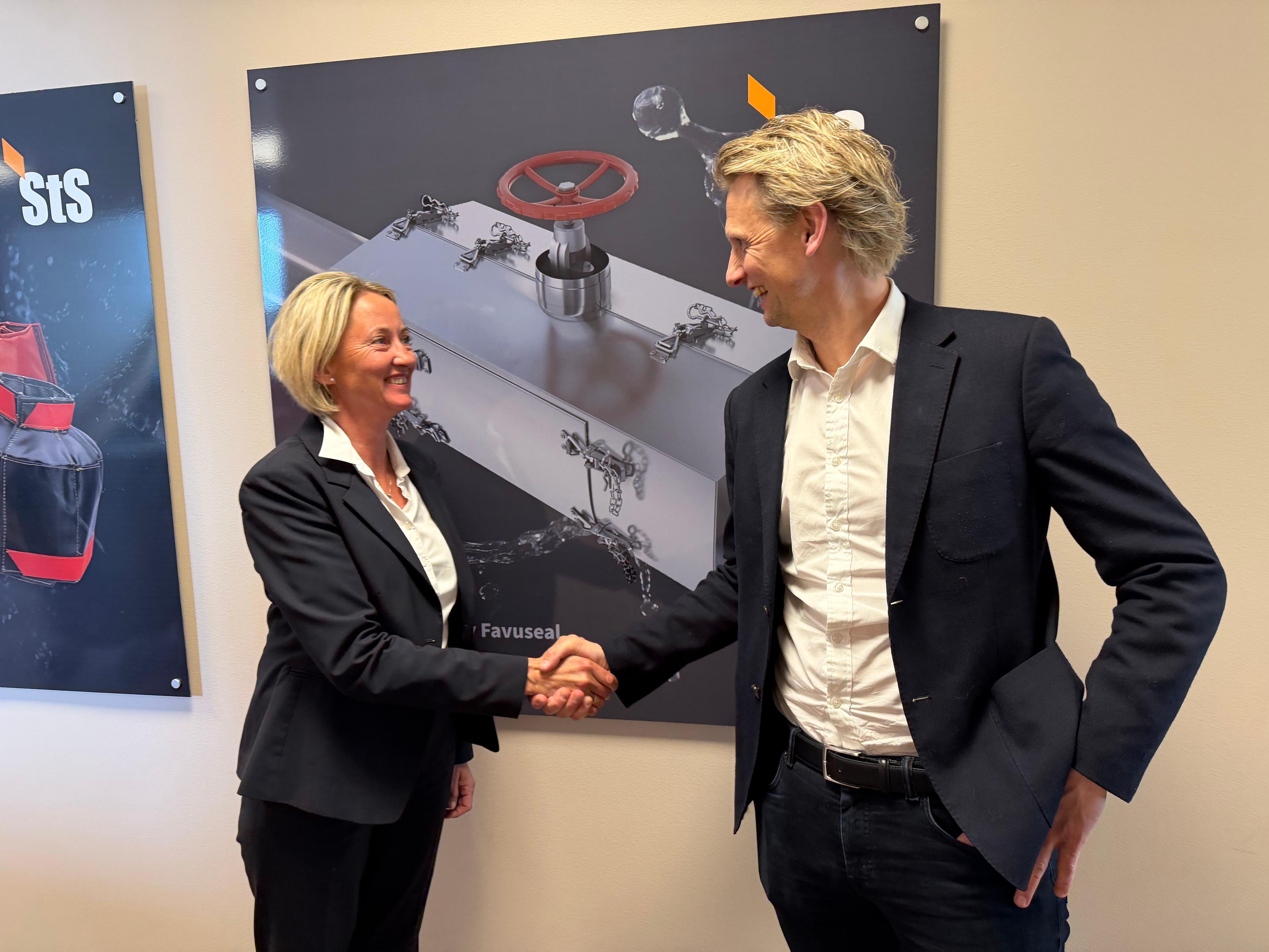 Handshake Ingrid Solheim og Per Ove Langeland
